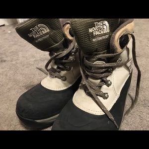 Ladies NorthFace winter boots size 7.